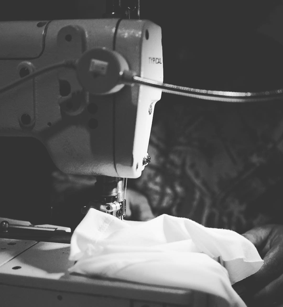 Mesin jahit menjahit kaos putih di konveksi Sui Screen Printing