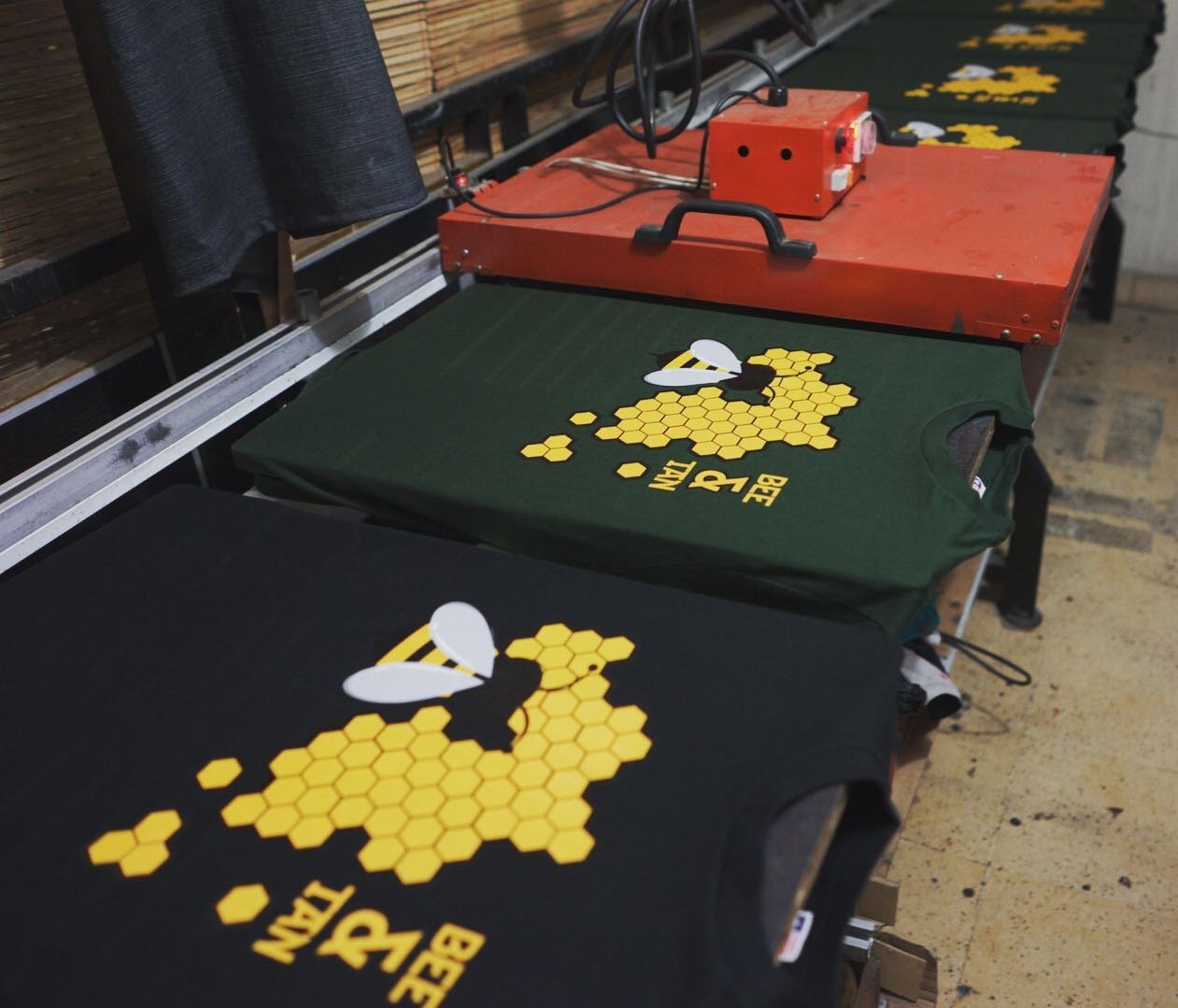 Meja sablon panjang dengan flash dryer di workshop